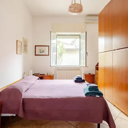 Сasa de vacaciones Spaziosa Casa Con Giardino E Dependance Viareggio